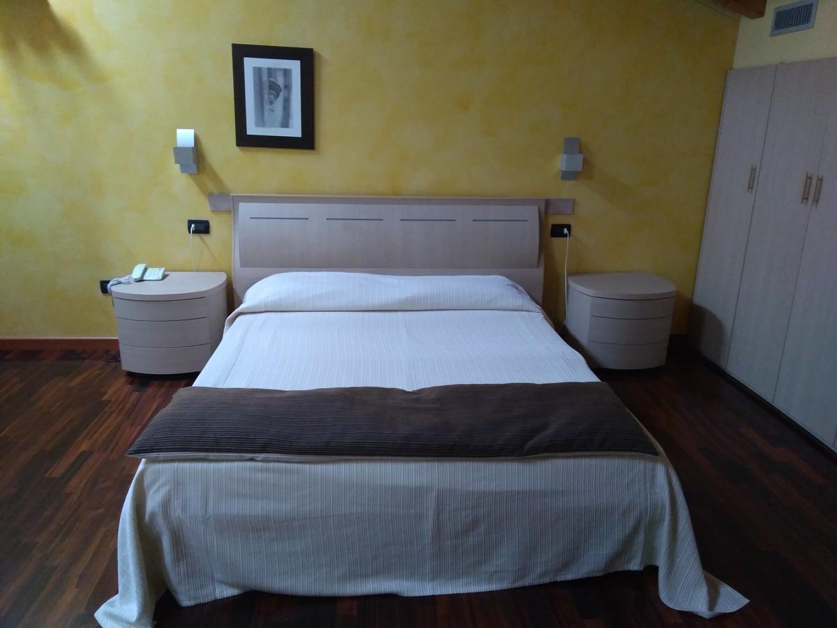 Hotel Fontana Santa Grumello del Monte Exteriör bild